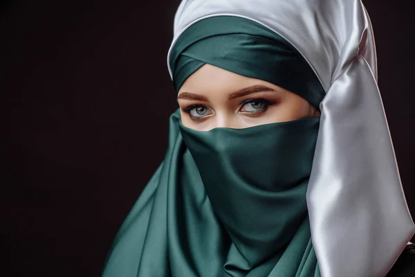 Innerlijke schoonheid. Mahametan verbergt haar gezicht — Stockfoto