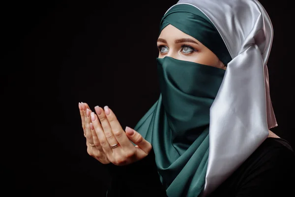 Красивая женщина исповедует ислам — стоковое фото