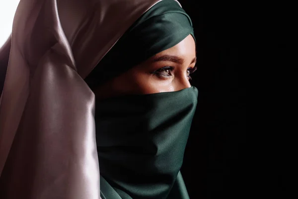 Wanita Islam yang bijaksana. close up side view shot . — Stok Foto