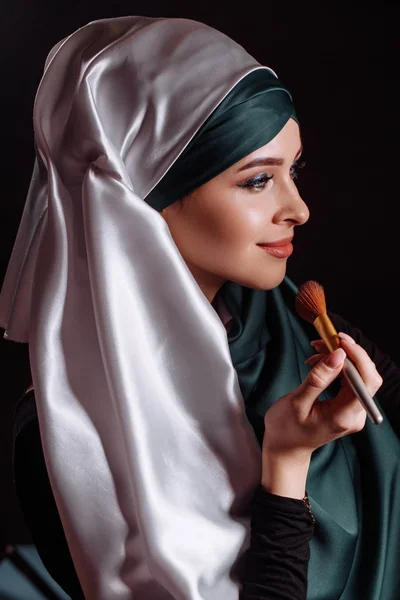 Detailní záběr portrét krásné muslimské dívky dělat make-up pro nějaký — Stock fotografie