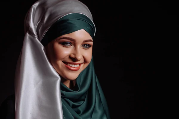 Tertawa Muslim gadis di hijab hijau satin — Stok Foto