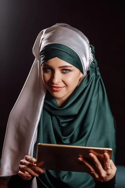 Potret closeup dari wanita cantik berhijab dengan tablet di tangan — Stok Foto