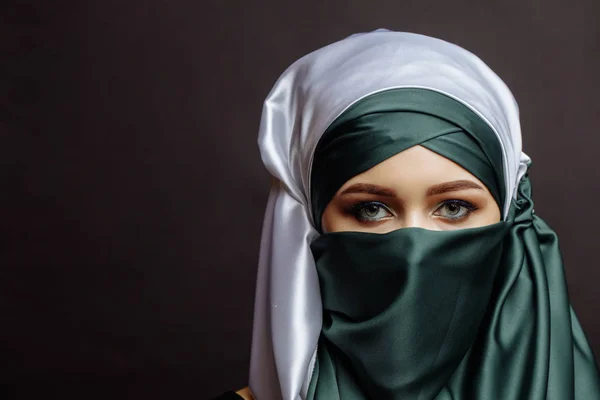 Detailní záběr oříznutý portrét pohledný muslimské ženy — Stock fotografie