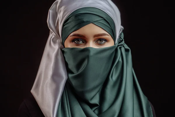 Keindahan batin. Peziarah yang menyenangkan mengenakan hijab hijau dan putih satin — Stok Foto