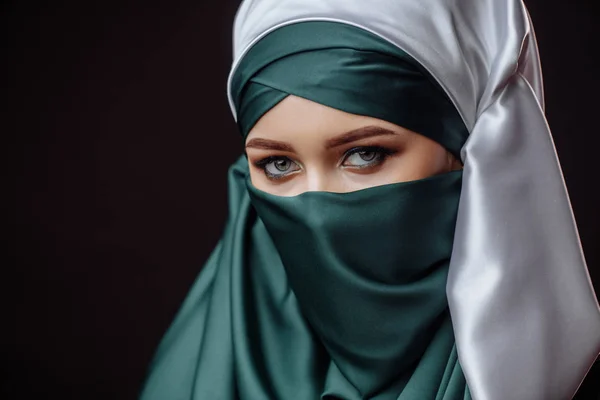 Islamic fashion. concubine in easten clothes — Stock Photo, Image