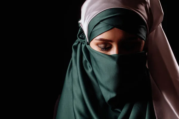 Upprörd vackra muslimska damen i hijab. lydig hustru — Stockfoto