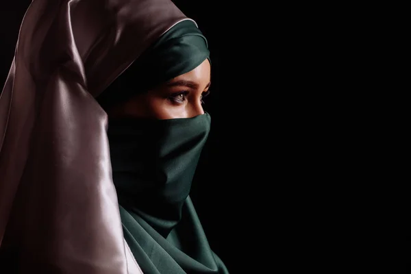 Side view skott av östra vacker kvinna i satin hijab — Stockfoto