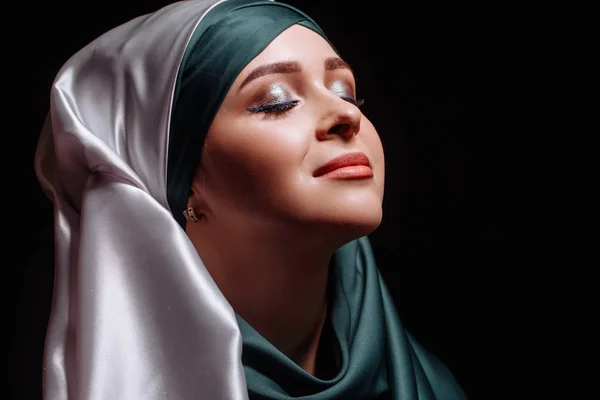 Närbild porträtt av muslimsk flicka tittar upp och få inspiration — Stockfoto