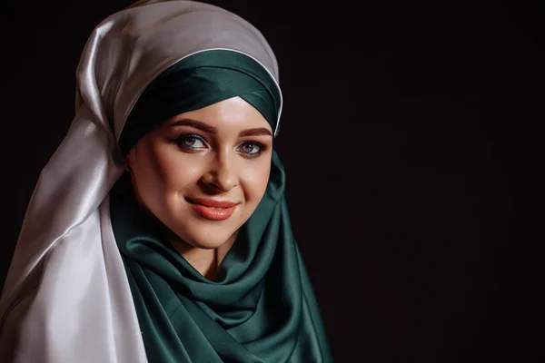 Veselá model v islámské oblečení — Stock fotografie