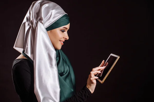 Radostné muslimských studentů s tabletem. boční pohled střílel na plochu — Stock fotografie