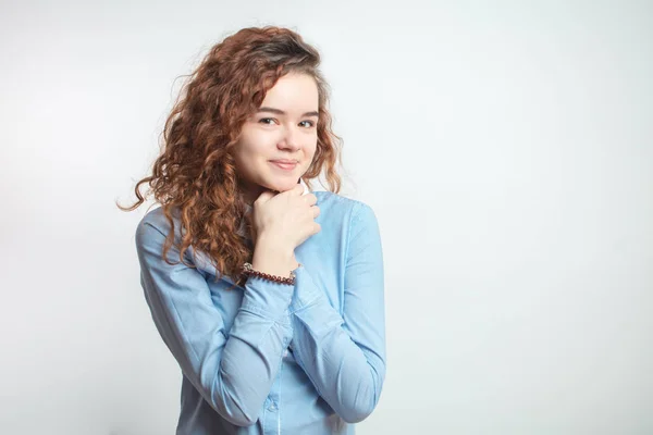 Menina bonita com belo cabelo encaracolado vermelho posando para a câmera — Fotografia de Stock