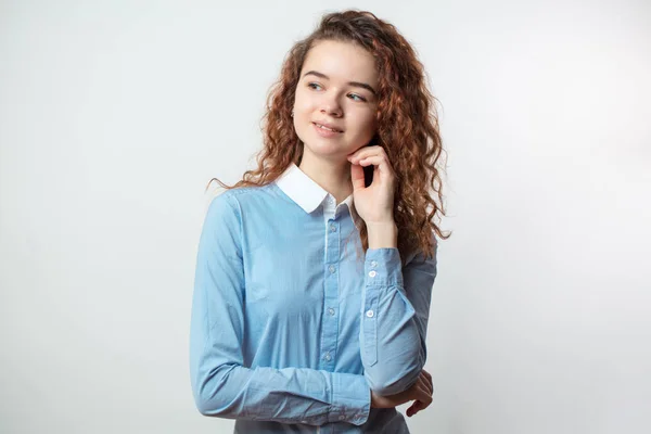 Alegre joven con el pelo largo y rizado de color rojo pensando en algo . —  Fotos de Stock