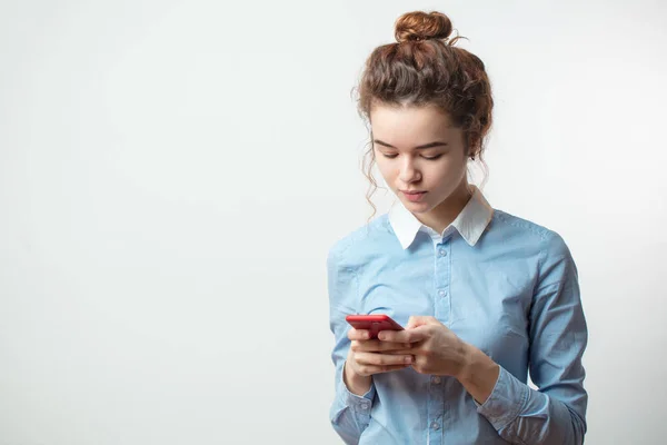 Портрет привлекательной молодой белой женщины с помощью мобильного телефона — стоковое фото