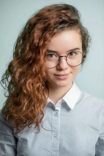 Nahaufnahme Porträt von Ingwer stilvolle Schulmädchen mit Brille — Stockfoto