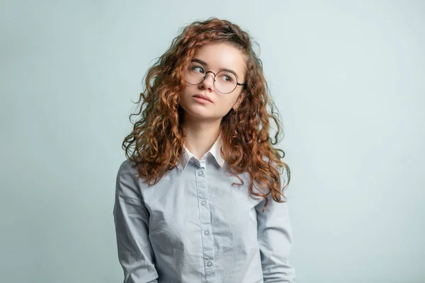 Közelről szemüveg-gondolkodó gyömbér lány portréja — Stock Fotó
