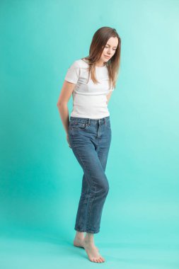 Genç kadın aşağı bakıyor