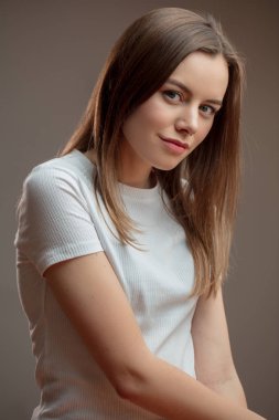 korku veren genç model kameraya poz