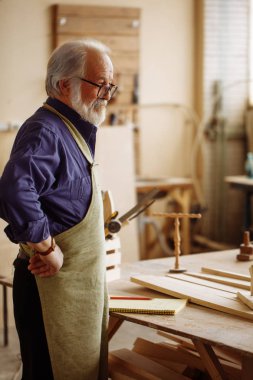 onun sert iş bittikten sonra kalçalarına eski marangoz ile ayakta eller