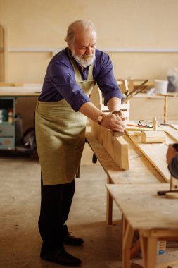 eski usta İnşaat malzemeleri ile çalışıyor