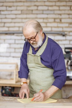 yetenekli yaşlı adam çalışma içinde çalışma