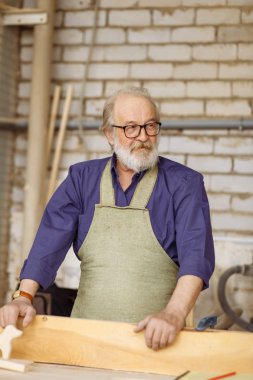 çalışkan ihtiyar garajda ahşap inşaat yapma