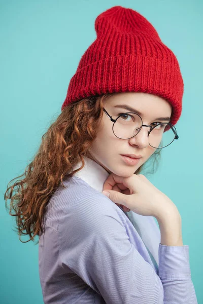Primer plano vista lateral retrato de jengibre calle chica con gorra de punto rojo — Foto de Stock