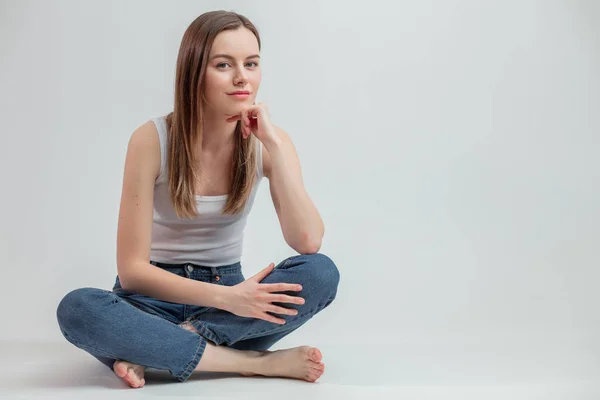 Foto de cerca de la adolescente sentada y apoyada en su mano — Foto de Stock