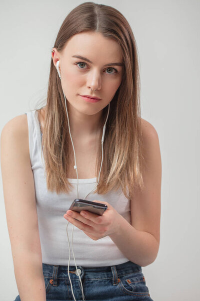 awesome brown haired woman with green eyes listening to the radio