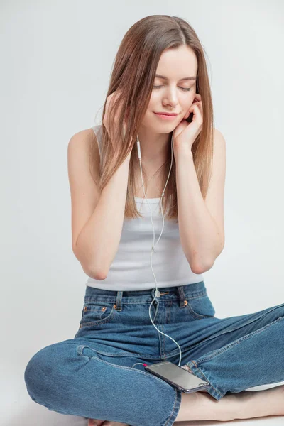 Nahaufnahme Porträt eines fantastischen jungen Modells, das in Meditation geht — Stockfoto