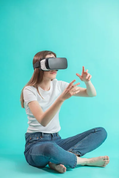 Joven hembra tocando con realidad virtual —  Fotos de Stock