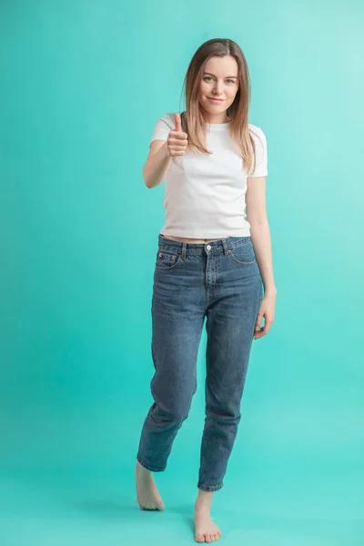 Foto de longitud completa de la joven mujer alegre con el pulgar hacia arriba — Foto de Stock