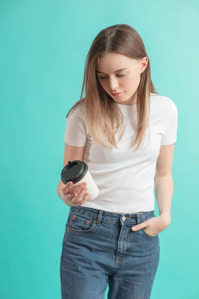 Primer plano vista lateral de la mujer joven en ropa casual con taza de café de plástico — Foto de Stock