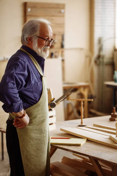 onun sert iş bittikten sonra kalçalarına eski marangoz ile ayakta eller