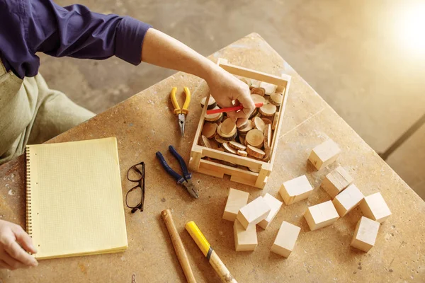 Atölyede ahşap masa üzerinde yalan ahşap Boyutlanmış günlükleri tutan el mans