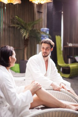 sakallı yakışıklı sevgilisini dinlenme odası bakarak fotoğraf kapatmak