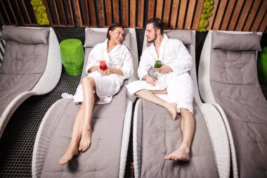 Gençler Güzellik yordamlarda katılan