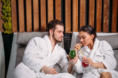 oturma ve içecekler içme aşık gençler portresi kapatın