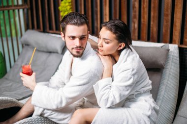 ciddi göz ferahlık yakın arkadaşı ile oturan adamla