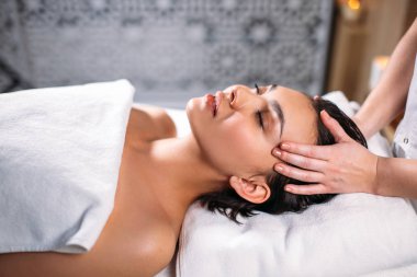 tedavi edici masaj kafa için. Spa Masaj kadın.