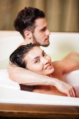 Onun erkek arkadaşı tarafından sarıldı mutlu hoş Asyalı kadın