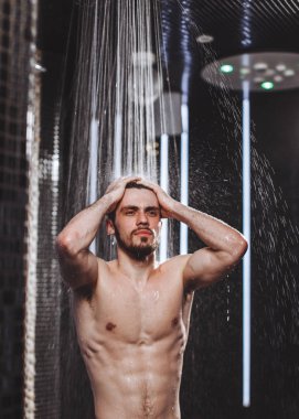 mükemmel Anayasa gösterilen elbise olmadan güçlü çekici adam