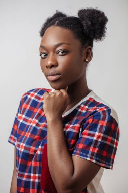 kendine güvenen Afro kız rahat kıyafetler içinde