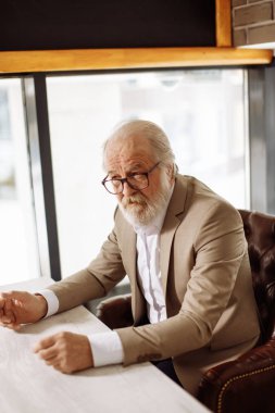 iş yerinde koltukta oturan ciddi üst düzey iş adamı vurdu