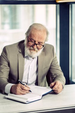 Yaşlı adam ile onun yazma konusunda gri saç ve sakal consentrated portresi