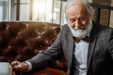 Flashback yaşlı adamın childhood.old adam içinde geçmişin anıları gömülü