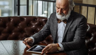 Yaşlı adam tablet kullanmayı bilmiyor