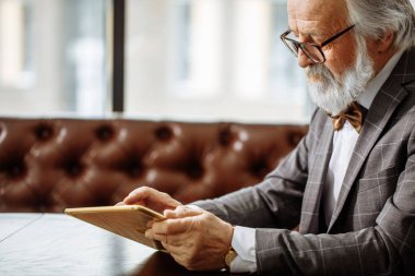 Eski ders tablet yardımıyla seminer için hazırlanıyor
