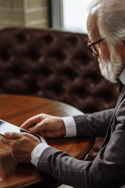 Yaşlı kişi eğlenceli kısa arka görünümü kadar becerikli alet ile kapatmak