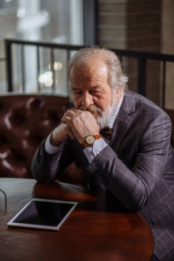 Yaşlı adam belirgin harcanan hayat geri çağırıyor