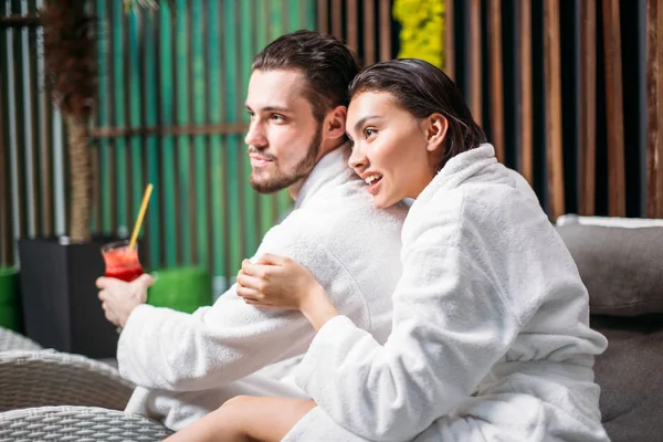 休息的年轻夫妇洗澡后 — 图库照片